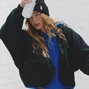 Free people hit the slopes fleece jacket. Black. Size M  NWOT.